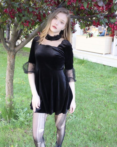 俄罗斯美女主播lyasya福利图赏漂亮脸蛋性感身材