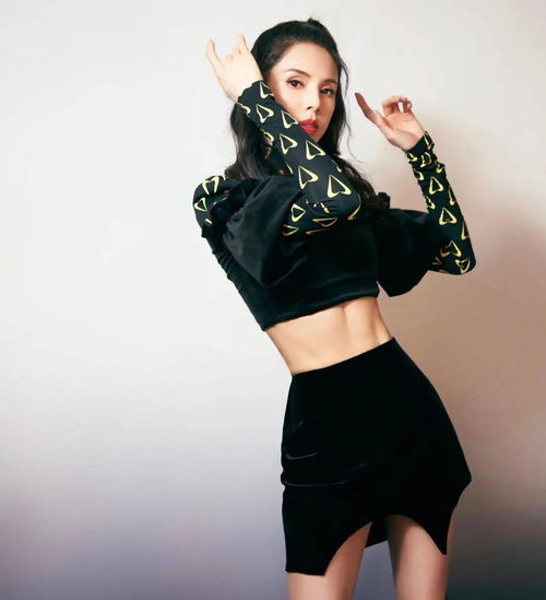 54岁的小龙女,还穿得进初中校服