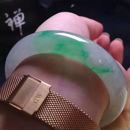 手镯戴不上去摘不下来别硬拽,教你几招,轻松应对