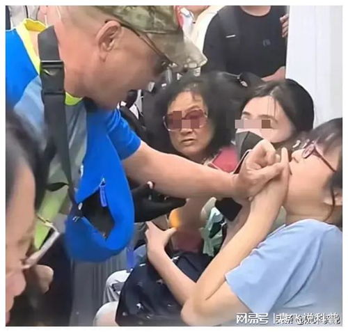 大爷地铁强迫女学生让座后续车厢乘客报警,警方行政拘留