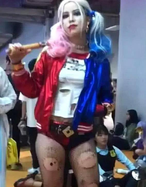 华丽反派女小丑,cos上身很耀眼,下身大粗腿成为网友的笑点