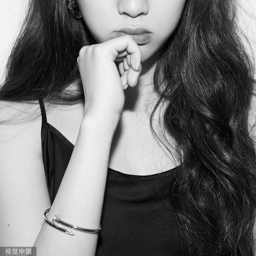 欧阳娜娜硬照实力太强黑白个性写真眼神灵动妩媚撩人