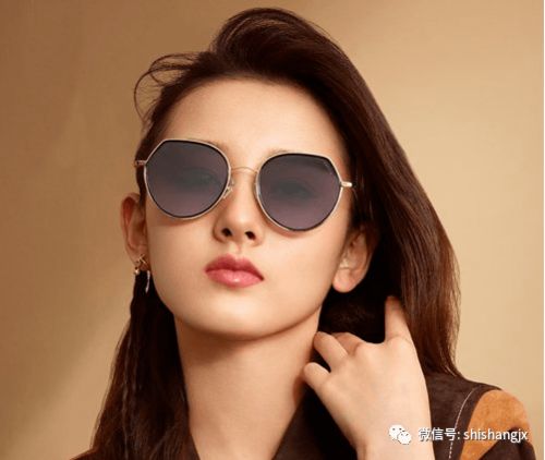 方脸戴墨镜梳露额发型真酷方脸女生流行的露额长发梳法