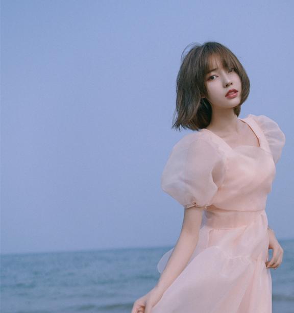 海边美女短发粉色公主裙可爱迷人
