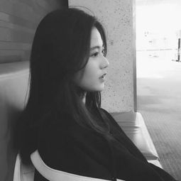 颓废的黑白伤感qq头像忧郁女生担着失望耗上时间和精神