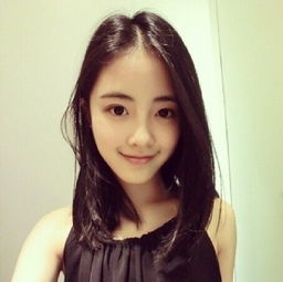 求一张女生头像,背景干净简单,人物简单典雅,衣服简单,就像这样