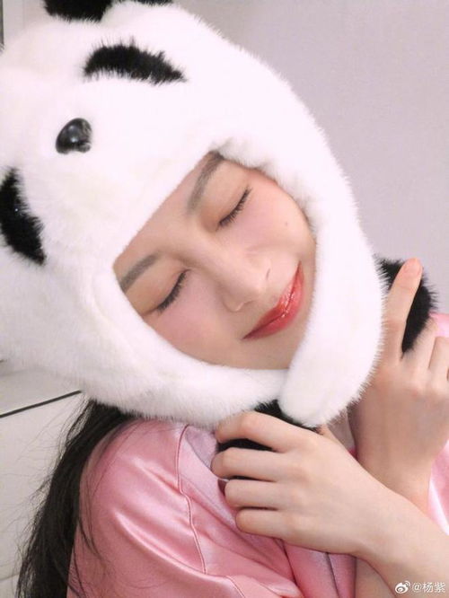 杨紫晒随拍美照,穿粉衣戴熊猫帽子卖萌,甜美可爱像极18岁美少女