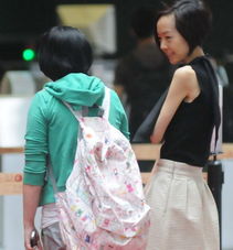 陈鲁豫瘦骨嶙峋变身火柴人素颜现身虹桥机场无人识