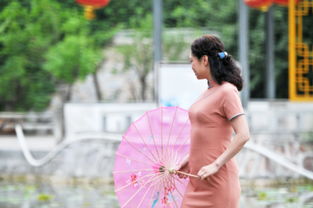 美女美景相映成趣,争艳郑州紫荆山公园