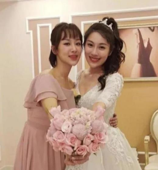 女明星的伴娘装,刘亦菲仙气,杨紫甜美,看到郑爽一看就是真朋友
