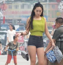 时尚街拍,喜欢抽烟的热裤美女,好霸气,让人不敢靠近