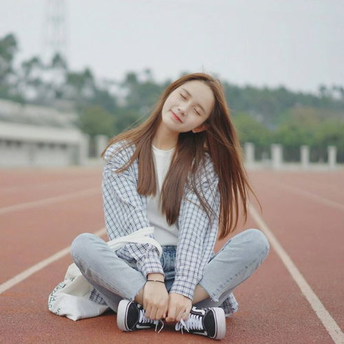 叉腰学妹甜美风