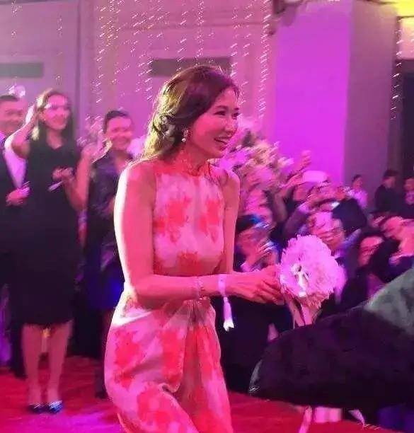 黄晓明baby婚礼嘉宾现状抢捧花的林志玲结婚了,女神伴娘分手了