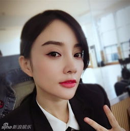 组图教师节李小璐扮麻辣老师穿西装挤眼嘟嘴