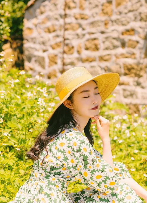 宋轶甜美气息惹人爱,小雏菊连衣裙裙摆摇曳,少女感仙气都有了