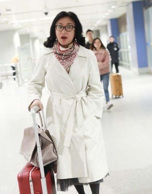 52岁金星真会穿,一袭白色大衣优雅有女人味,古董戒指显贵妇气质