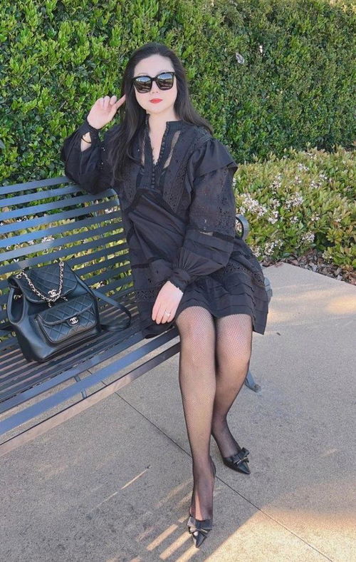 红黑色系穿搭,让50岁的女人更加迷人