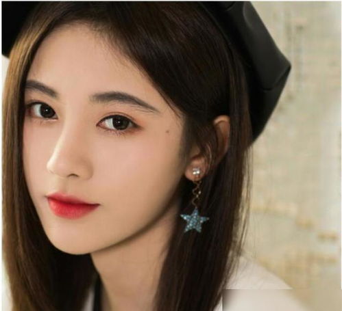 鞠婧祎在河边喂鸽子,工作人员意外入镜,差距不是一星半点