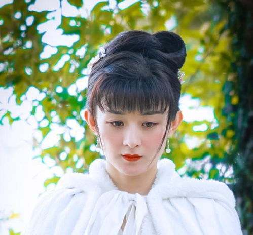 赵丽颖新视频获赞700万,上演立杆见颖,草帽鲜花太少女