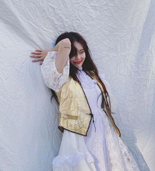 泫雅重获少女感,穿亮片银色露背裙秀完美曲线,珍珠眼妆变美人鱼
