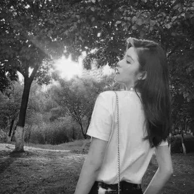 黑白女生头像有点丧,有点唯美
