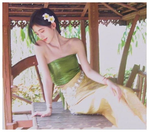 离开半永久港风妆容的鞠婧祎终于美出新高度,绿色民族风太抢眼