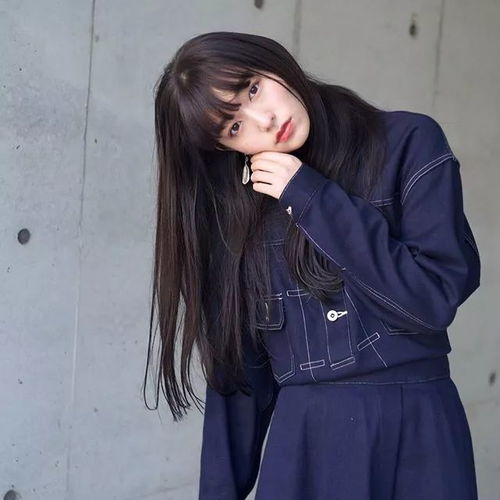 90后冷漠系少女示范极简风穿搭,借鉴她的私服风格绝对不可能撞衫