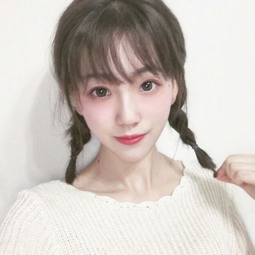 抓着麻花辫的少女