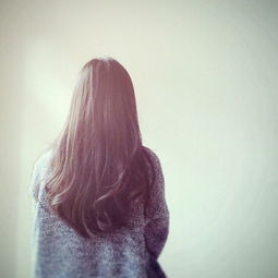 帮忙找找与下面图片相似的女生背影的图片,谢谢啦.