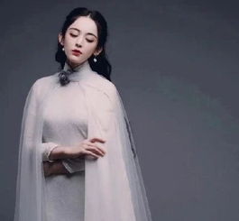 古力娜扎新剧十二谭造型曝光,民国学生装,美艳动人