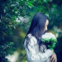 qq头像,女生白衬衫向右看手拿玫瑰花