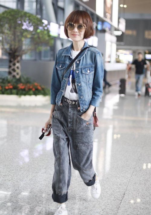 鲁豫很会打扮,白色卡通tee牛仔外套,46岁穿出少女感