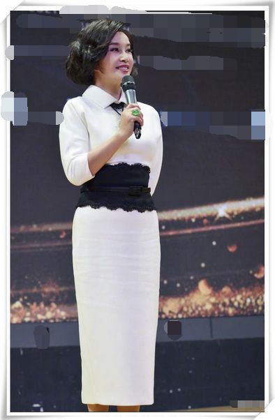 刘晓庆不扮嫩啦,一身丝绒西装美得好高级,62岁女人最美的样子