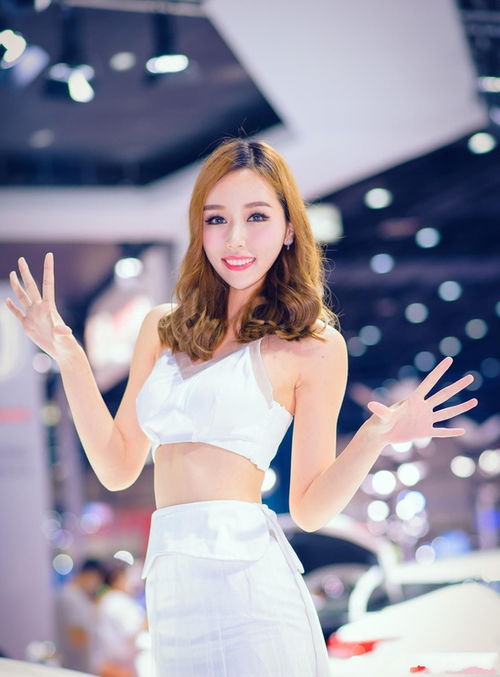 明艳娇俏的美女车模,白色纱裙自带满满仙气,笑容甜美引全场瞩目