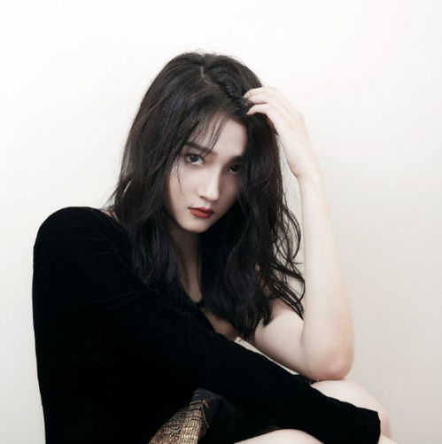 暗黑系女孩穿搭还是关晓彤最好看精致服装搭配凌乱造型,巨时髦