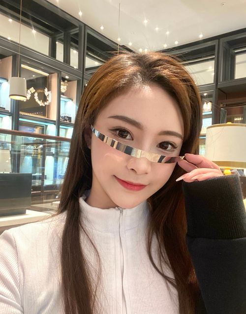 丁真吸烟被官媒犀利点评,之后又私联女网红,直言女生长得很好看