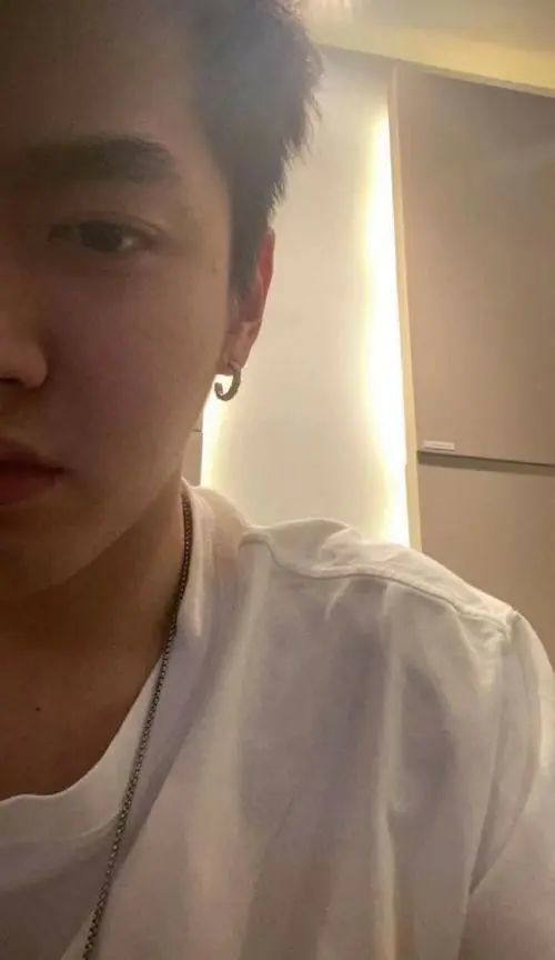 吴亦凡被曝和女大学生恋情致使女孩抑郁,背后竟又牵出连环瓜