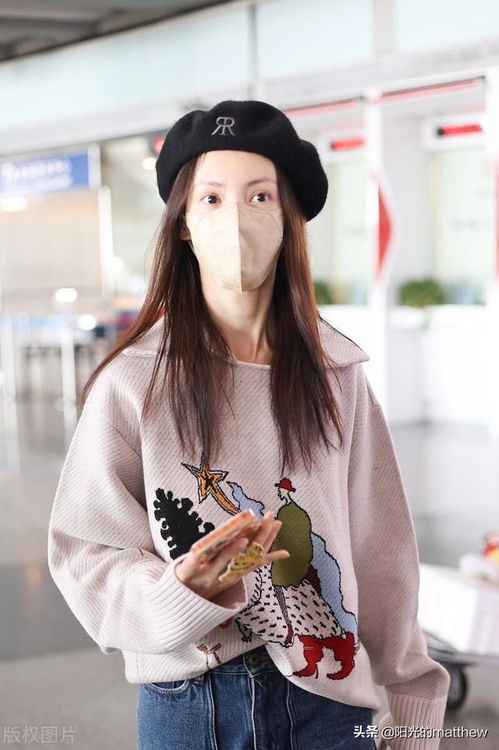 金晨身穿翻领毛衣搭牛仔裤简约时髦,戴蓓蕾帽长发披肩少女感十足