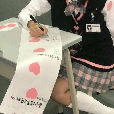 网易云热评放学班花要我载她一程,看着仅剩的一格电,我