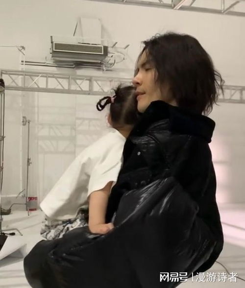 向佐男扮女装涂红唇戴假发吓到儿子,郭碧婷背影散发着仙女气质