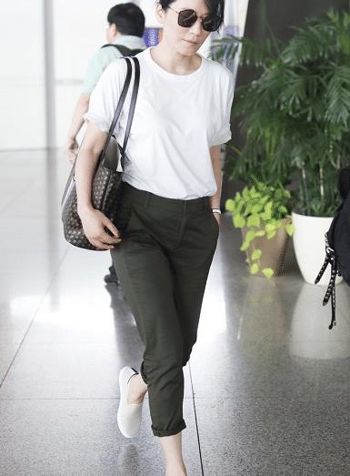 俞飞鸿真不愧气质女神,穿白色t恤搭配军绿色西裤,高级又洋气
