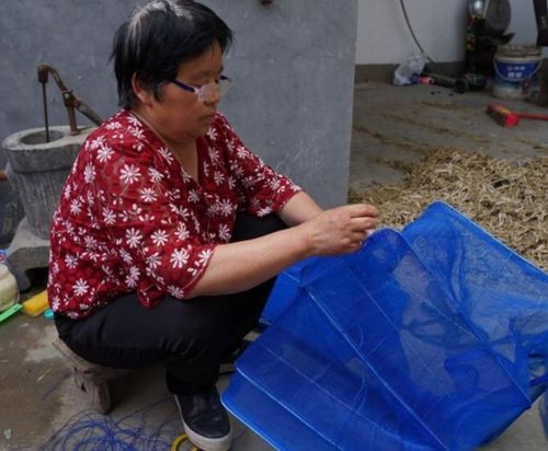 64岁老人每天工作10小时,日薪30元,老人每一分都是儿子救命钱
