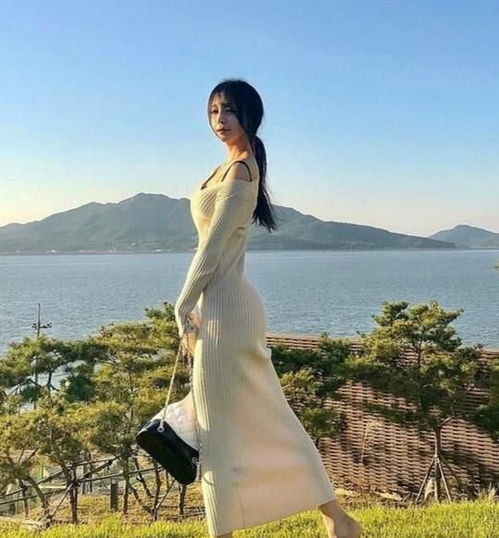 当针织裙偶遇高跟鞋,美女秒杀了海边的美景