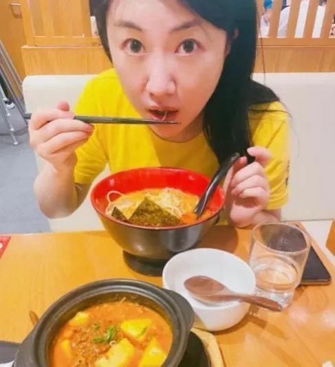 想不到上海主持人杨蕾私底下和主持节目时截然不同