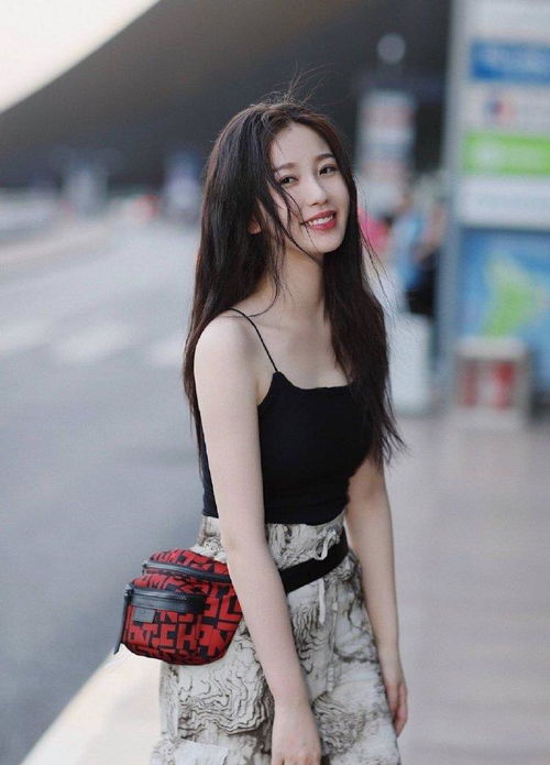 街拍穿搭吊带衣的小姐姐特别喜欢笑容美的姑娘
