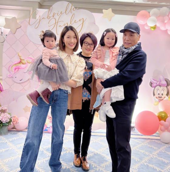 41岁王祖蓝发福明显,为爱女庆生被岳父碾压,网友宠妻人设别塌