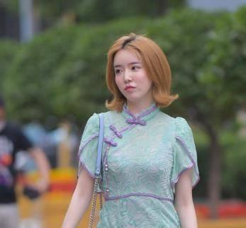 美女身穿清新绿改良旗袍,展现唯美古典气质