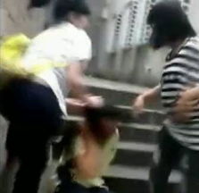 福建初中女生遭同龄女围殴4分钟视频引热议