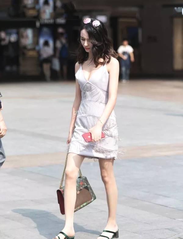 街拍身穿破洞牛仔裤的青春美少女,走在大街上太美了