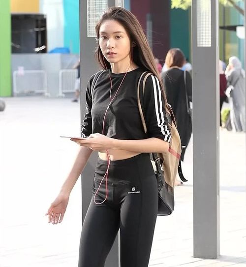 街拍美女小姐姐打底裤凸显傲人身材时尚装扮的打底裤女神